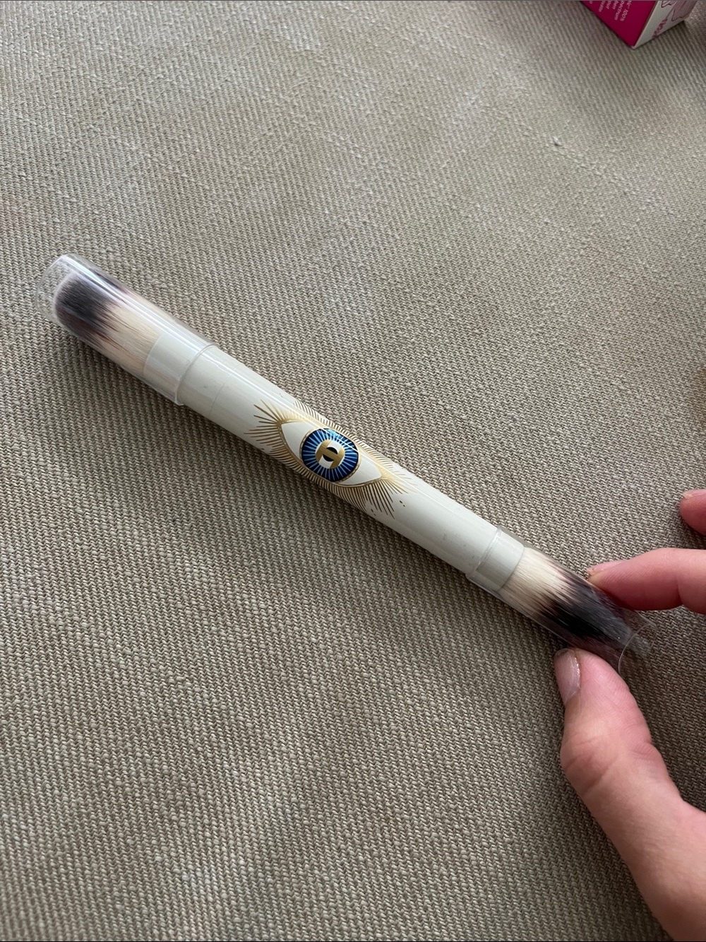 HOURGLASS COSMETICS
Ambient Lighting Edit Brush
(Evil Eye)